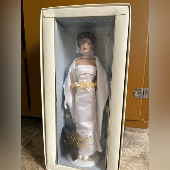 Jackie Kennedy porcelain doll - Picture 3 of 5